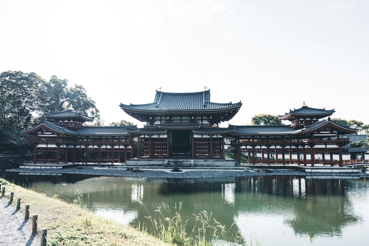 美しい日本の寺院の景色 反射する池の水面と周囲の木々