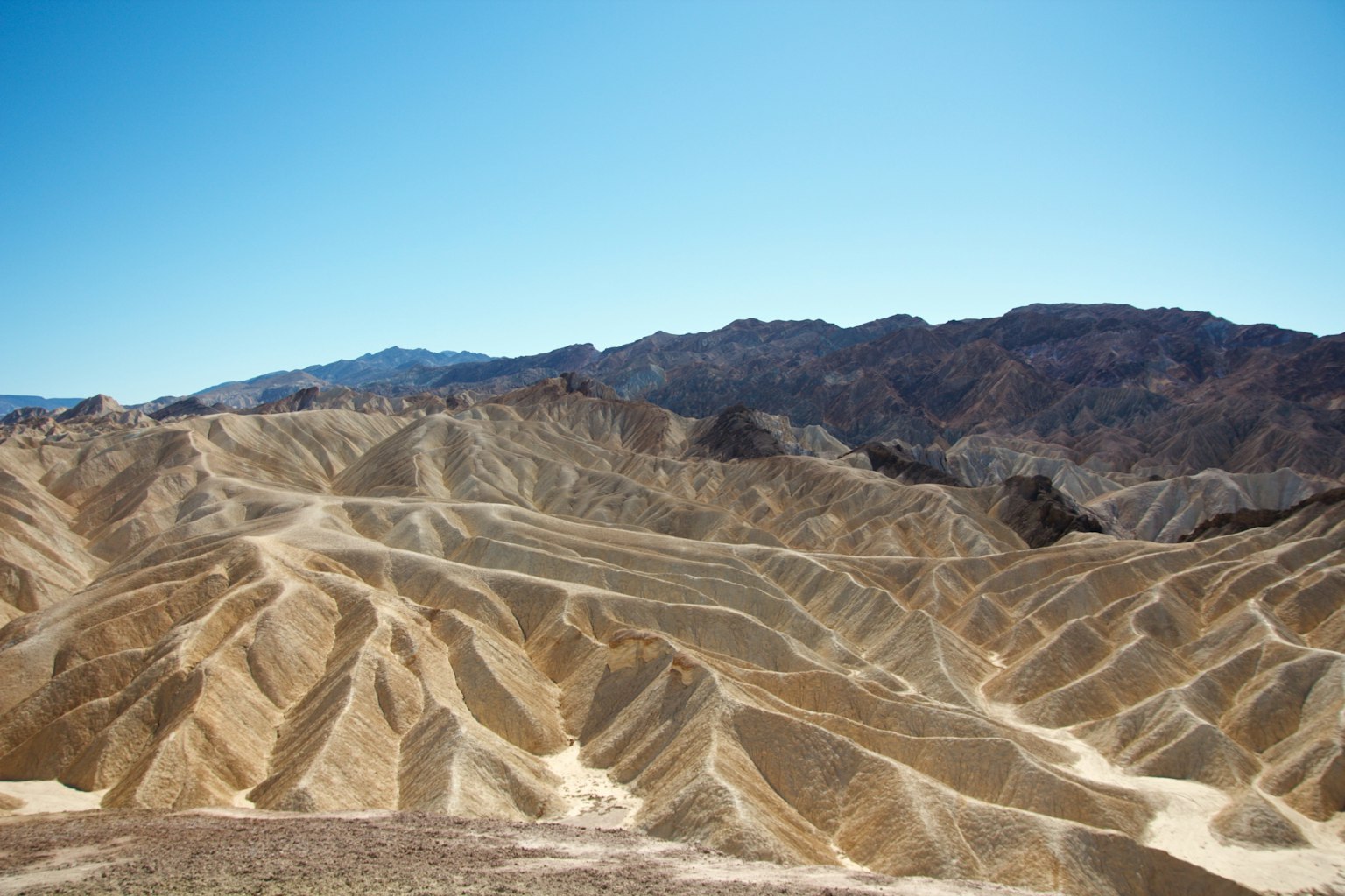 Paisaje montañoso seco con terreno ondulado