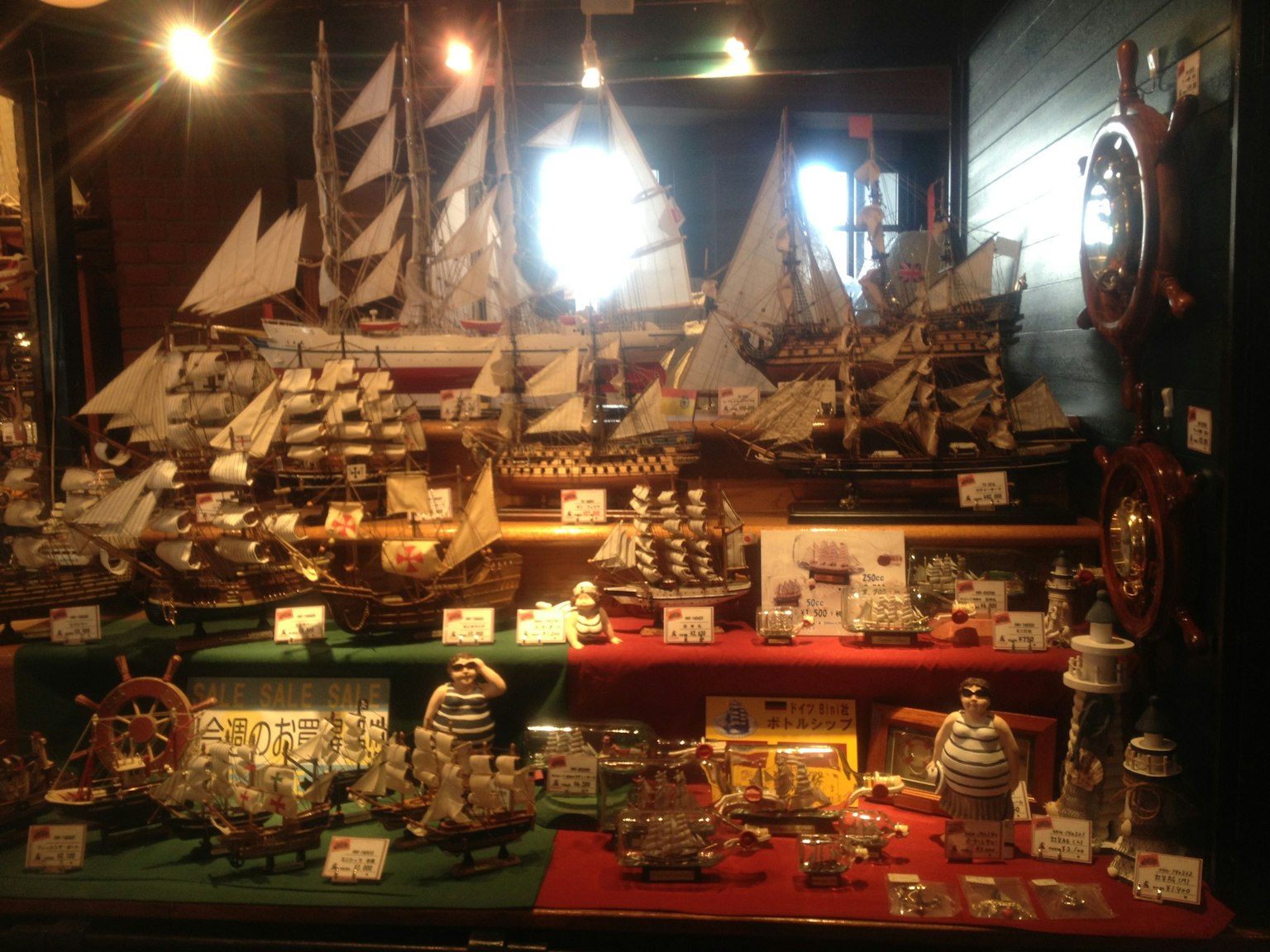 商店內模型船和裝飾品的展示