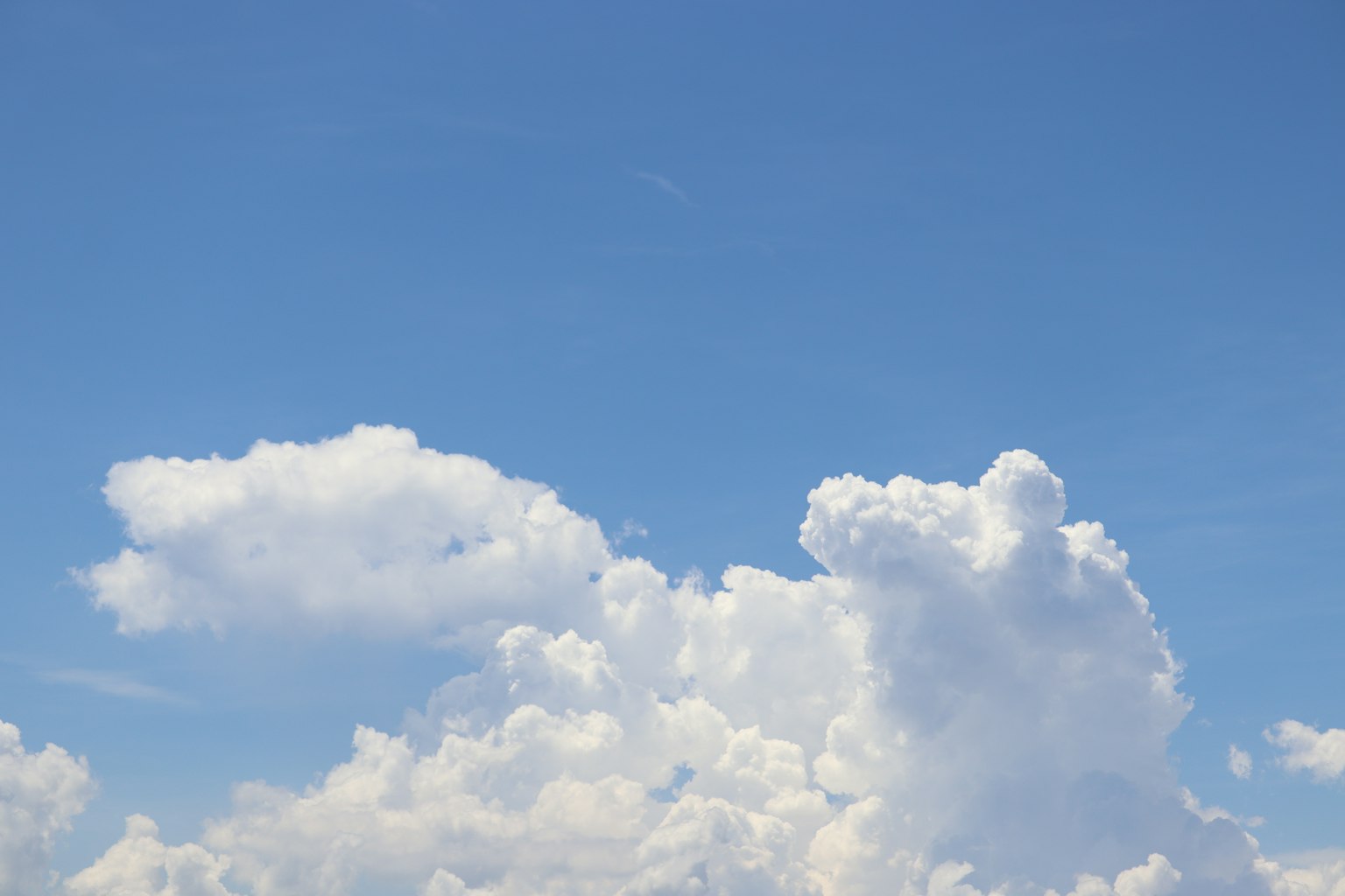 Pemandangan indah awan putih mengapung di langit biru