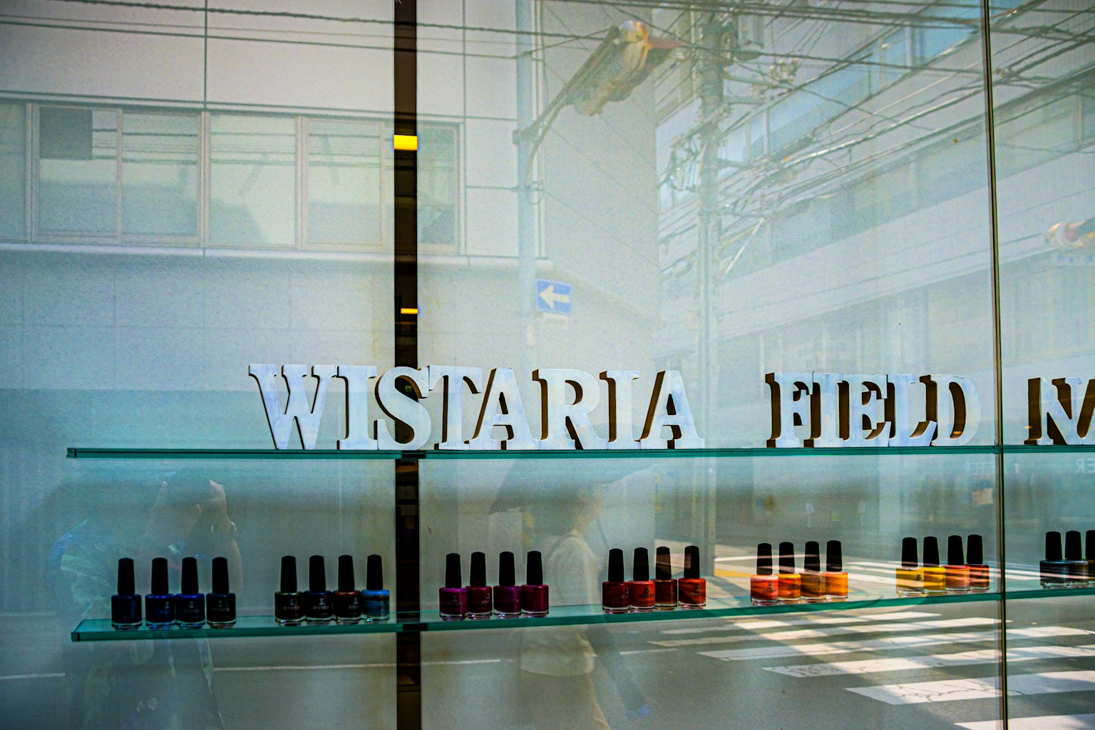 Vitrina de vidrio de Wistaria Field con varios esmaltes de uñas