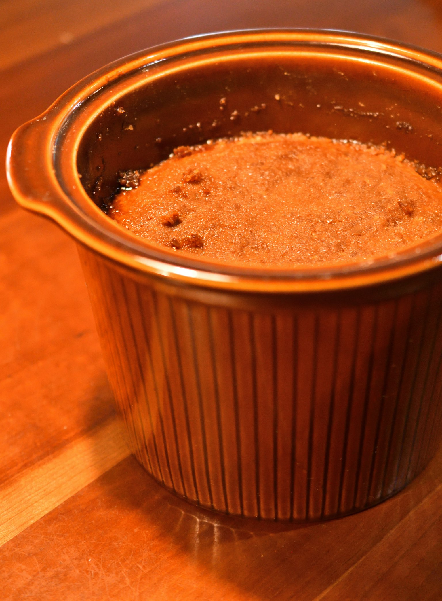 Dessert dans un pot en céramique brun avec une surface texturée