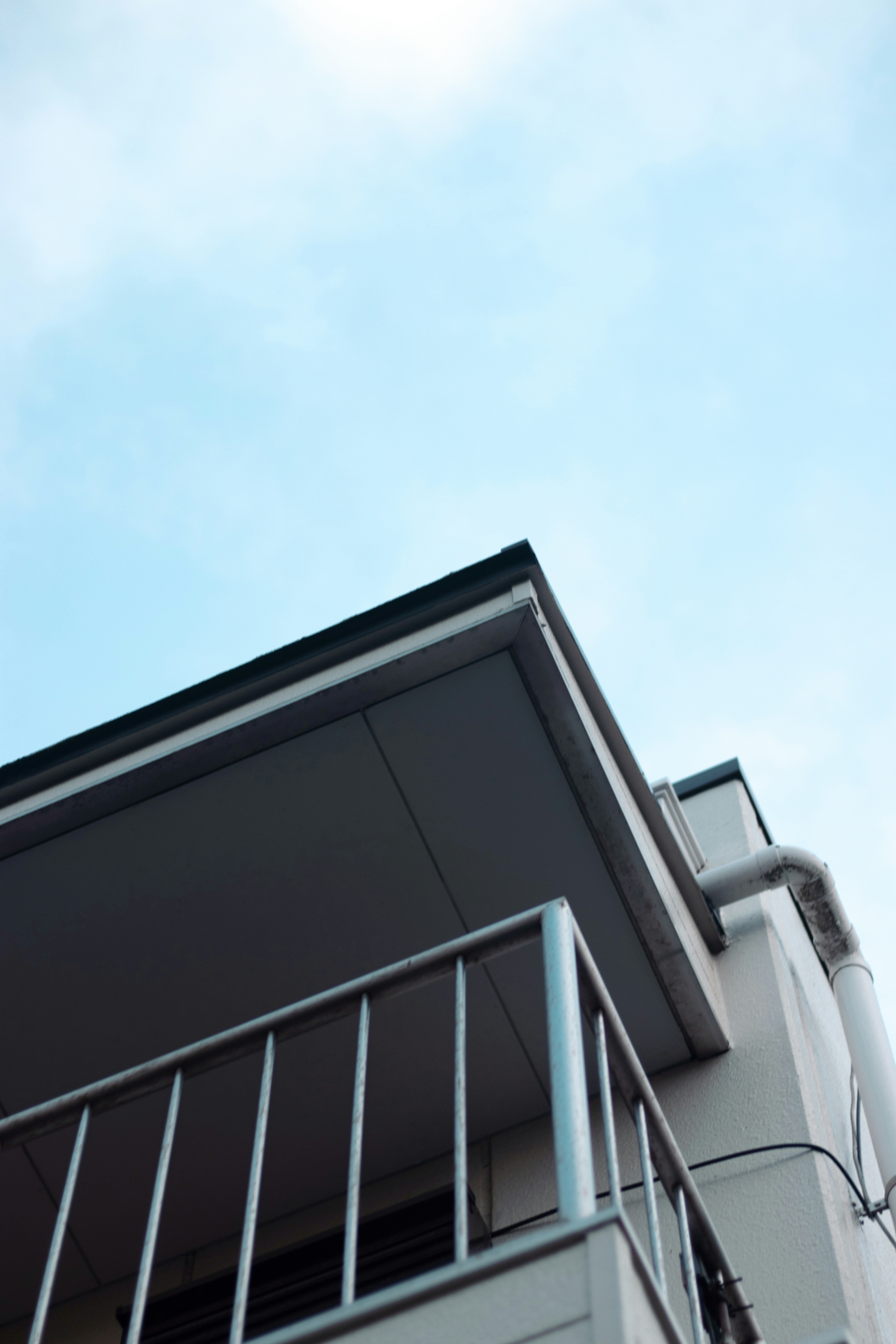 façade de bâtiment et garde-corps sous un ciel bleu