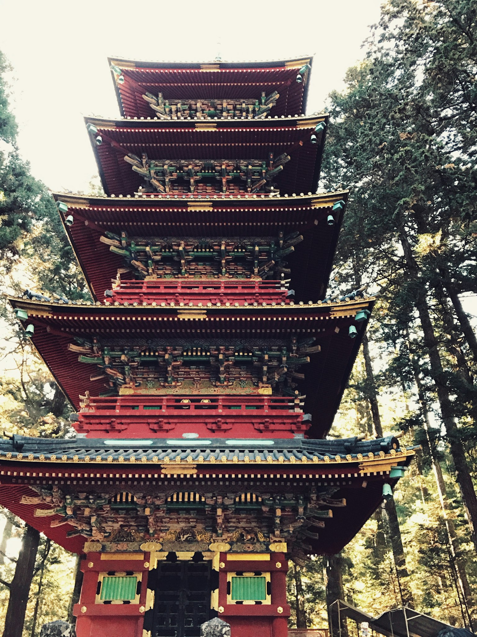 Pagoda colorida de cinco pisos de pie entre los árboles