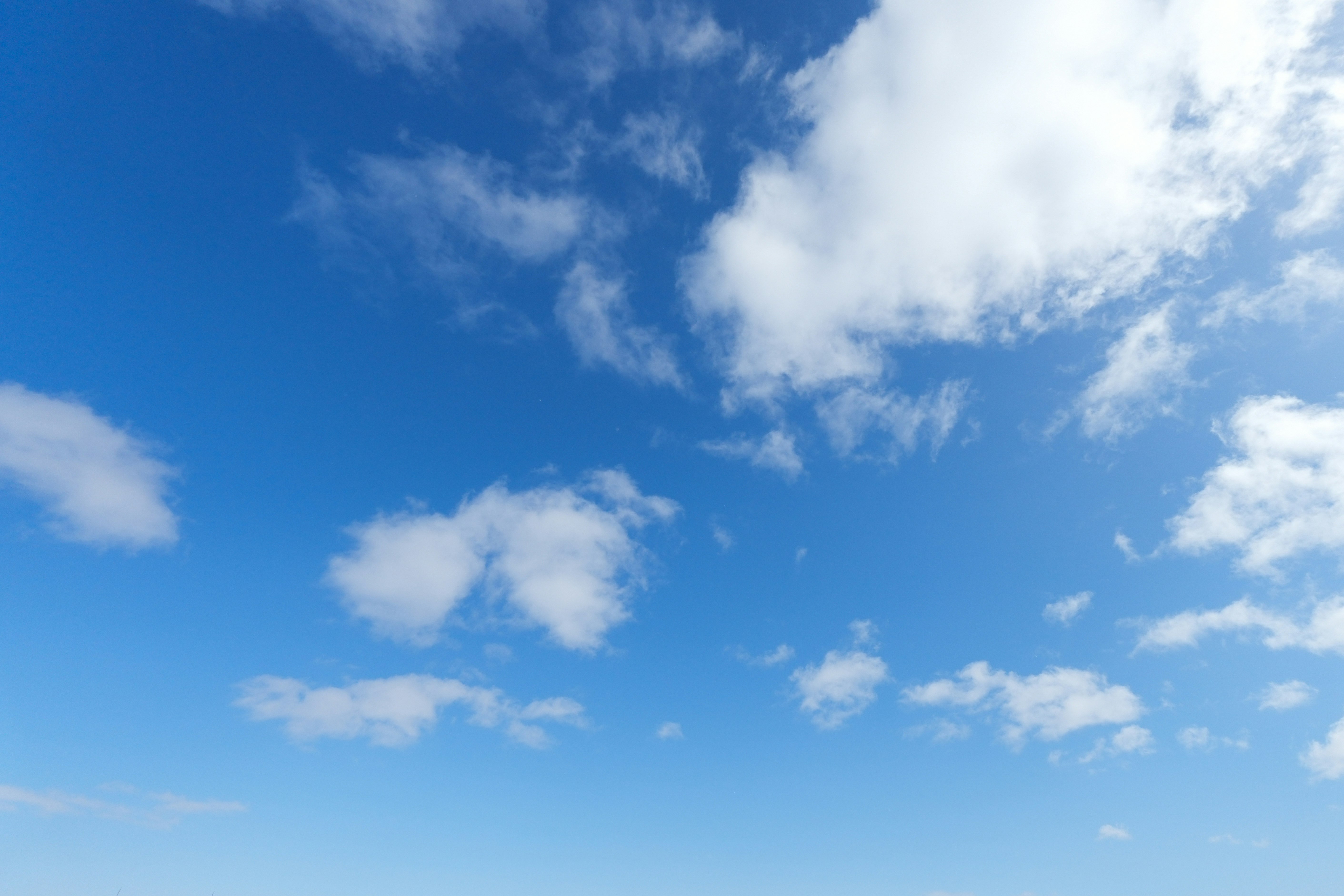 青空に浮かぶ雲の広がる空の風景