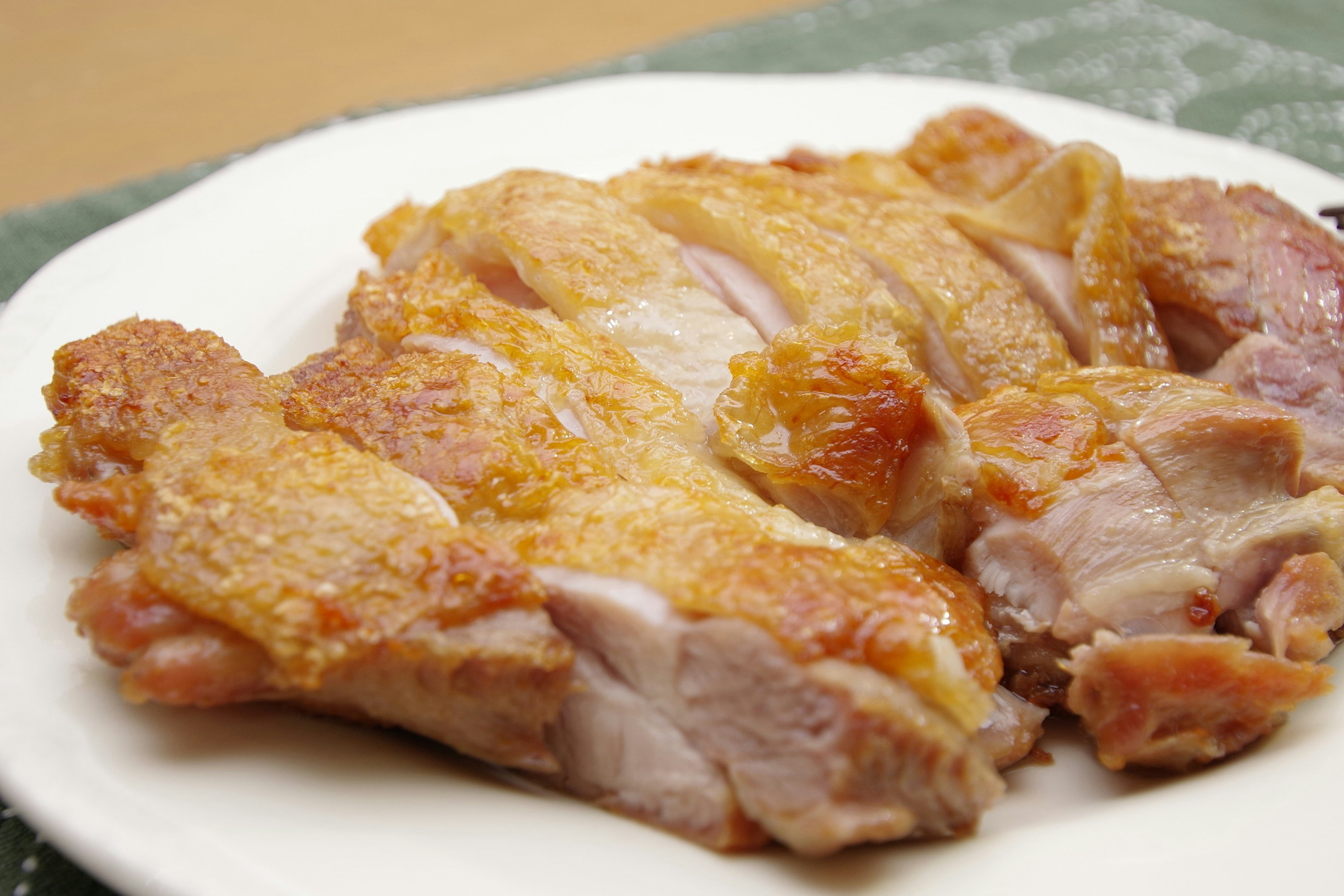 白盘里的烤鸡肉块