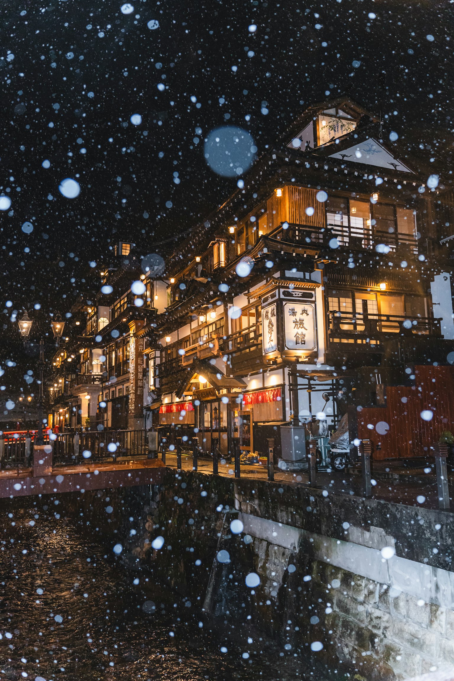 雪夜温泉镇的灯光场景