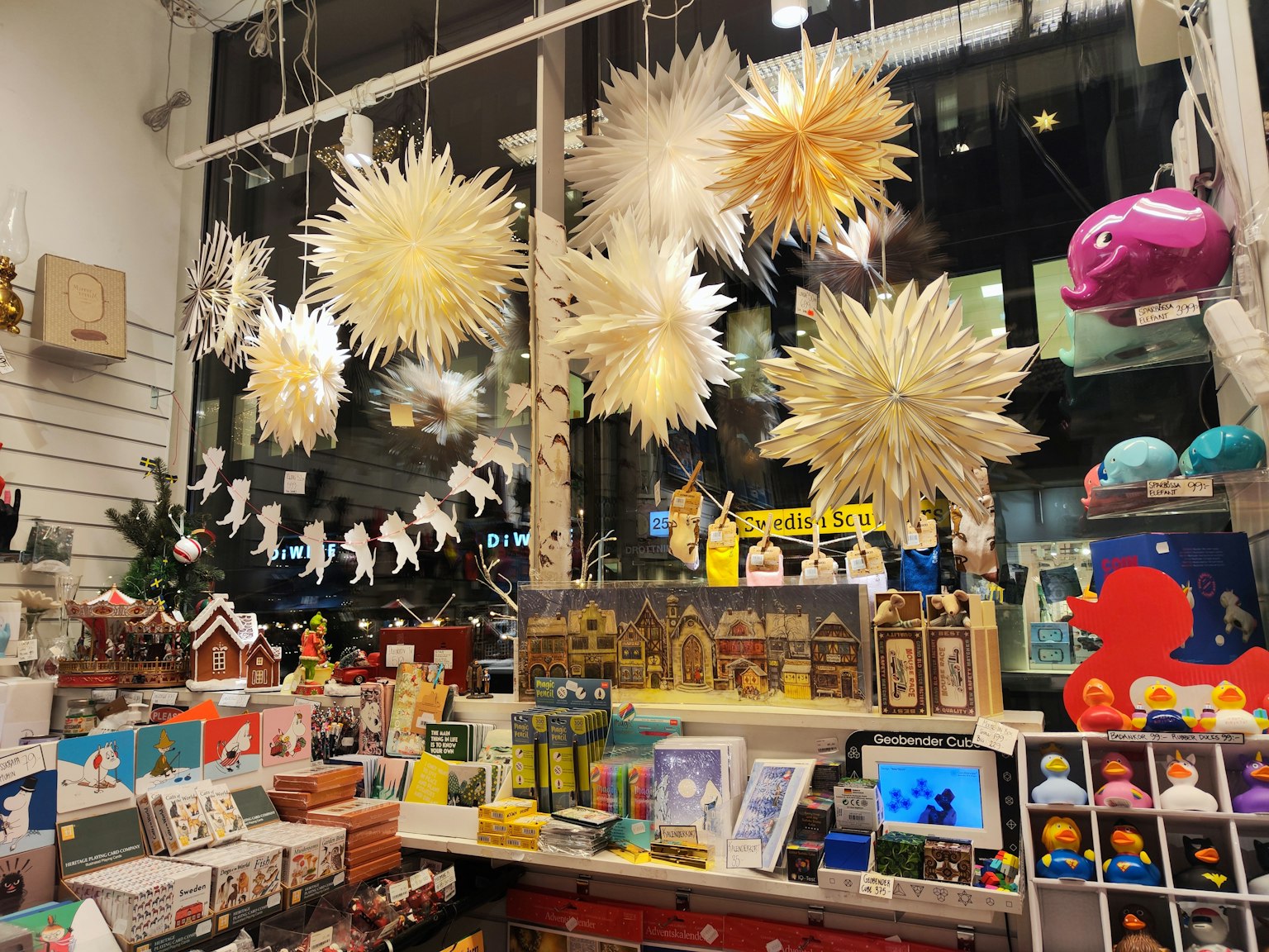 Decoraciones coloridas y adornos navideños exhibidos en una tienda