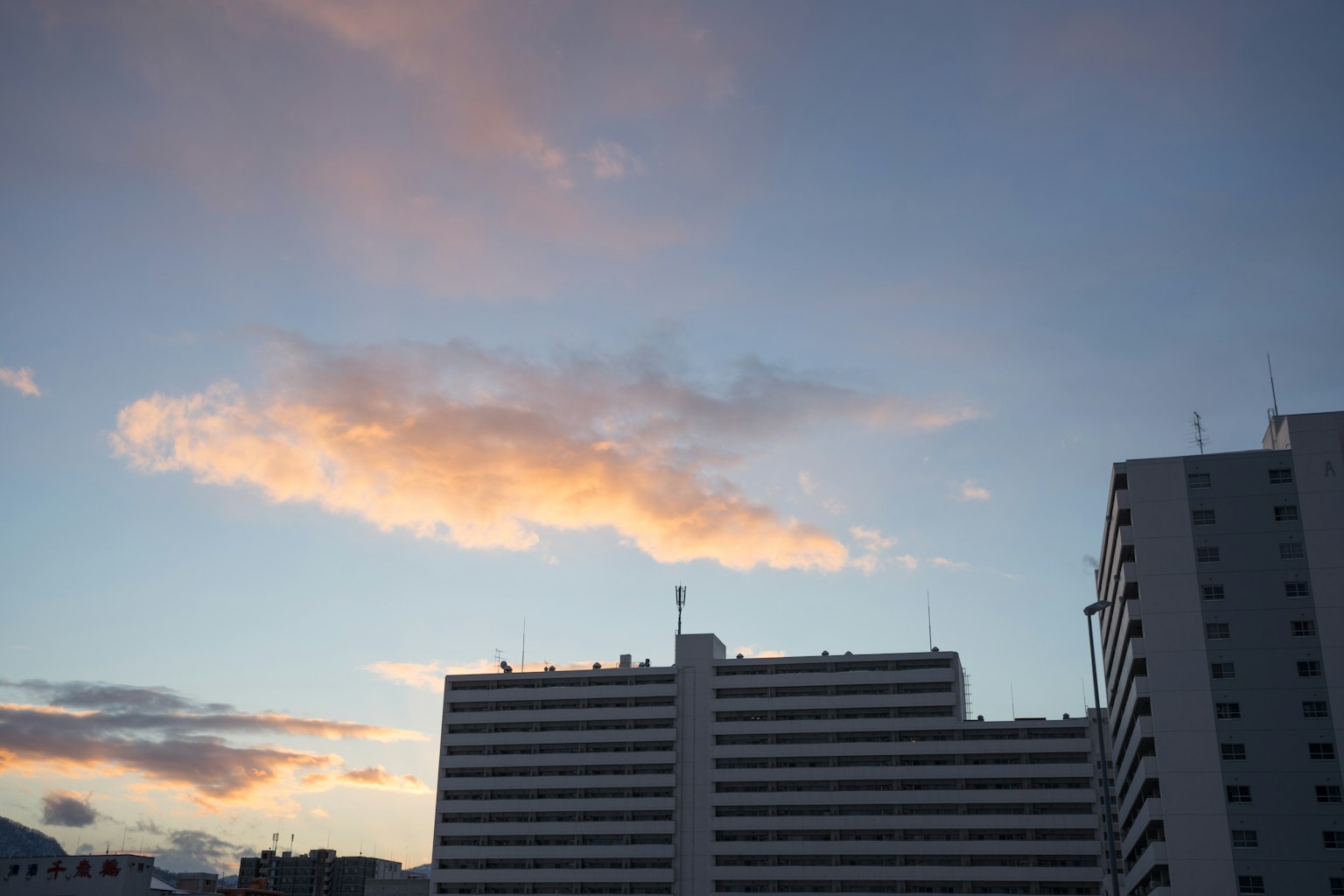 Silueta de edificios contra un cielo al atardecer
