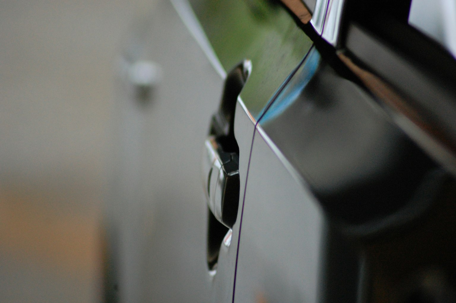 광택 있는 검정색 차량의 자동차 도어 핸들의 클로즈업