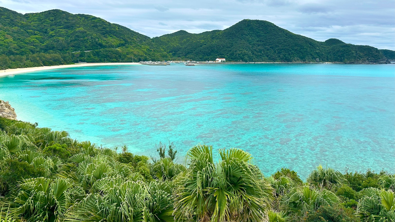 Panoramablick auf ein türkisfarbenes Meer und grüne Berge
