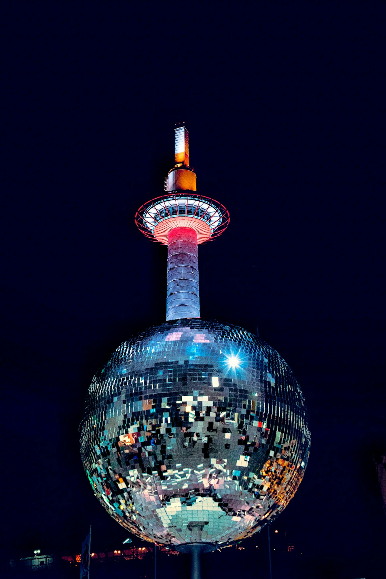 Bola disko raksasa yang memantulkan Menara Pearl Oriental di Shanghai pada malam hari