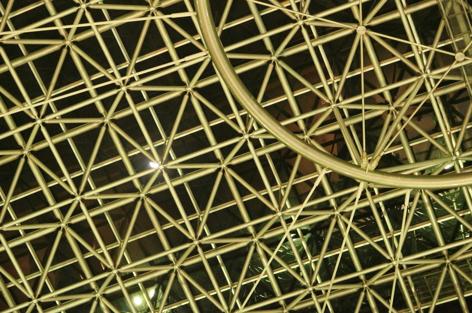 Struttura del soffitto a griglia metallica con caratteristiche di design circolare