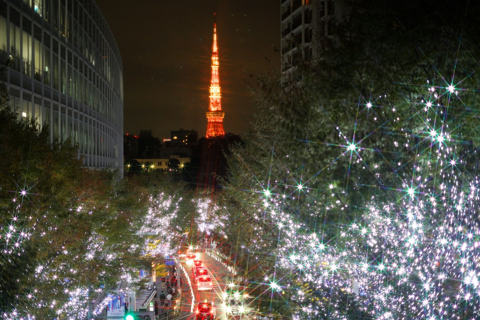 Paisaje urbano con la Torre de Tokio iluminada por la noche
