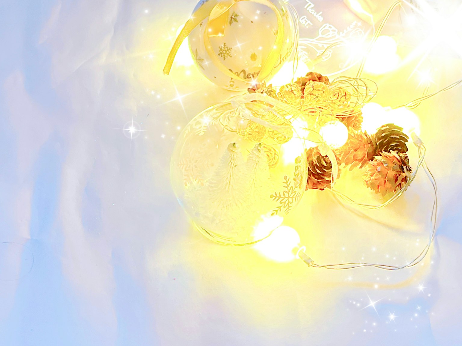 Escena hermosa con adornos navideños y piñas rodeadas de luces brillantes
