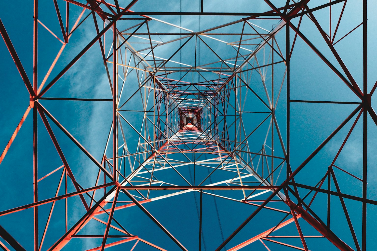 Blick nach oben auf eine Telekommunikationsturmstruktur vor einem blauen Himmel
