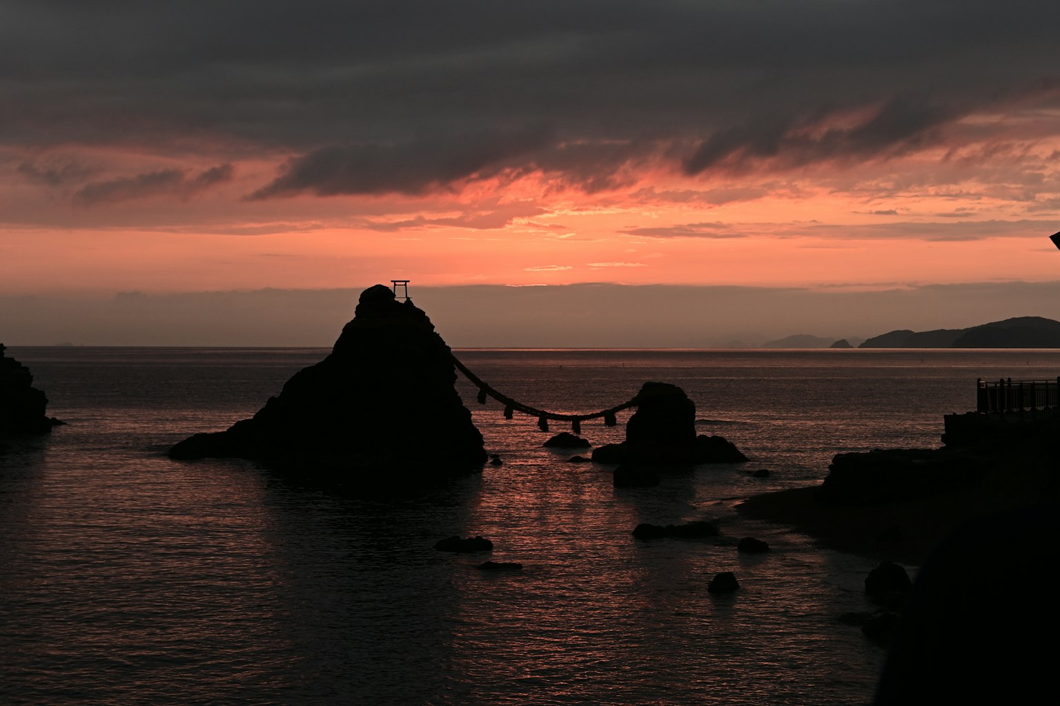 海上日落的岩石輪廓