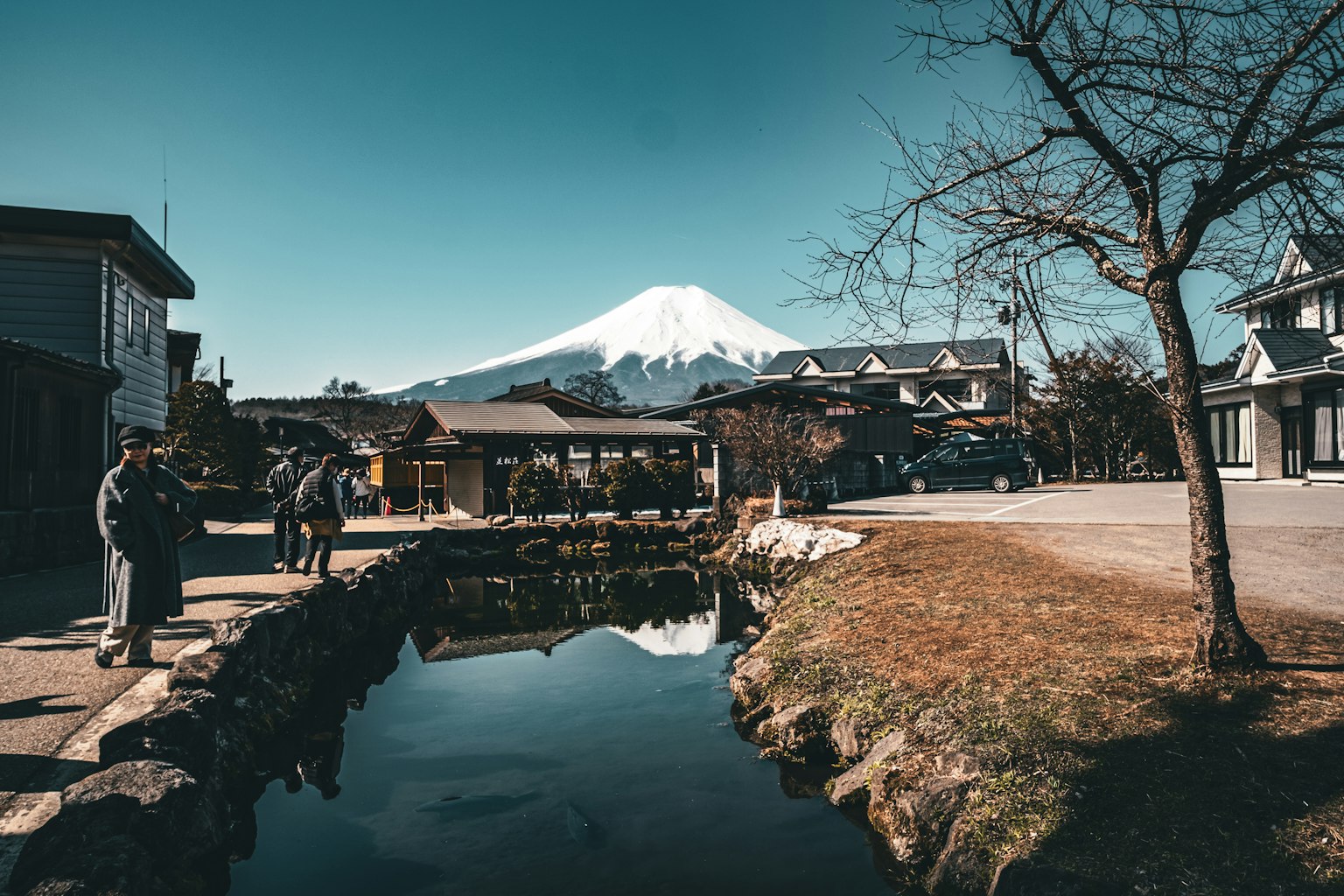 Paesaggio sereno con il Monte Fuji e case tradizionali giapponesi
