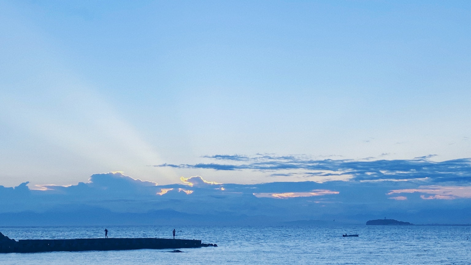 藍色海洋和天空的風景中有人站立