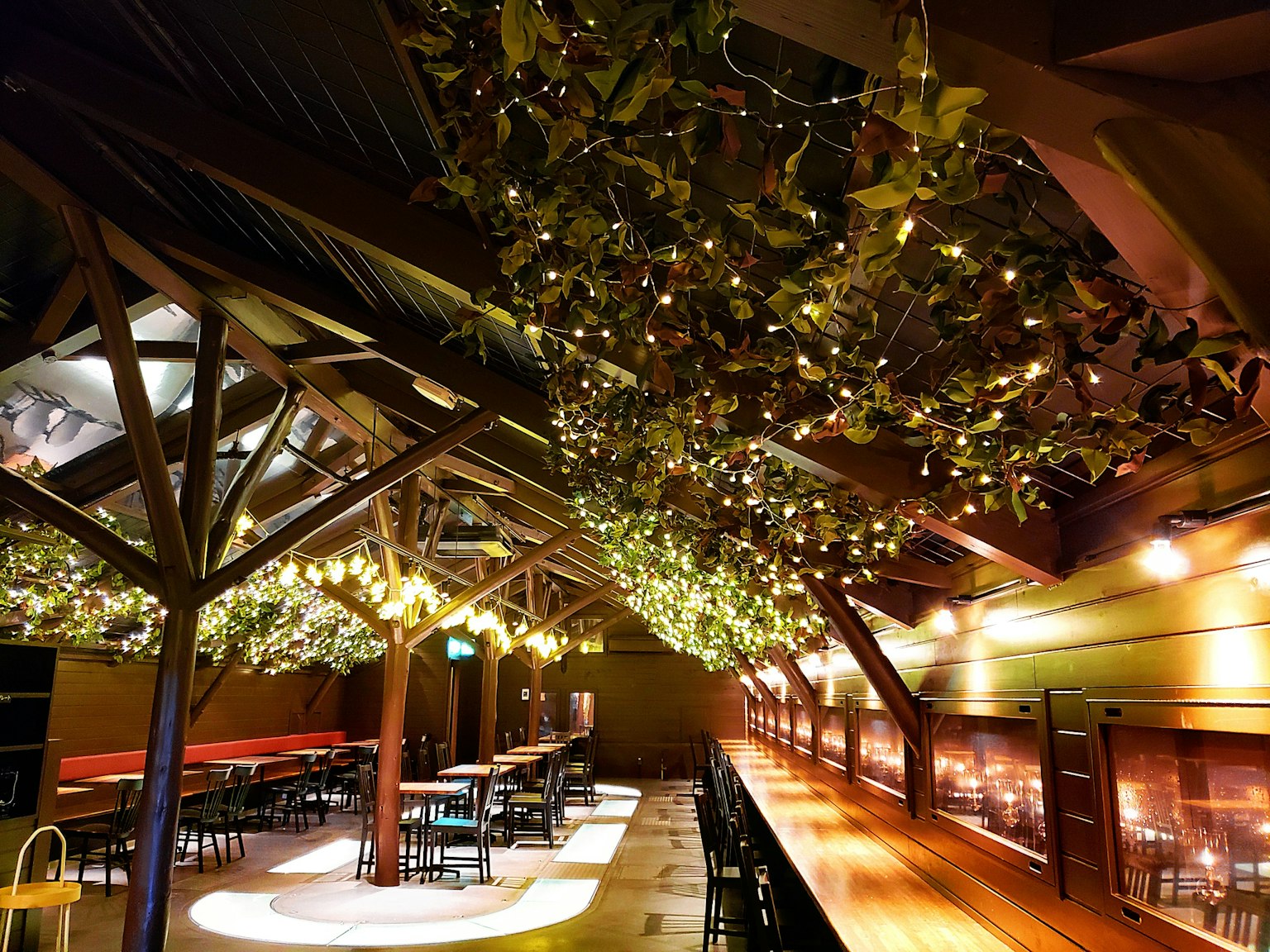 Interno di ristorante moderno con illuminazione brillante e decorazioni verdi