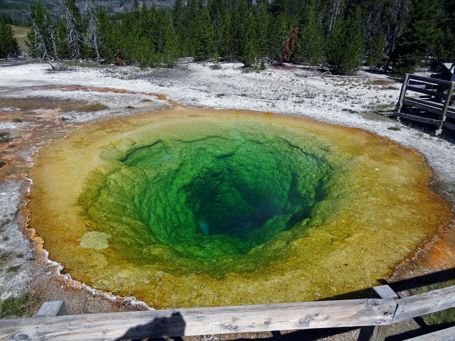 Màu sắc sống động của Grand Prismatic Spring trong Vườn quốc gia Yellowstone
