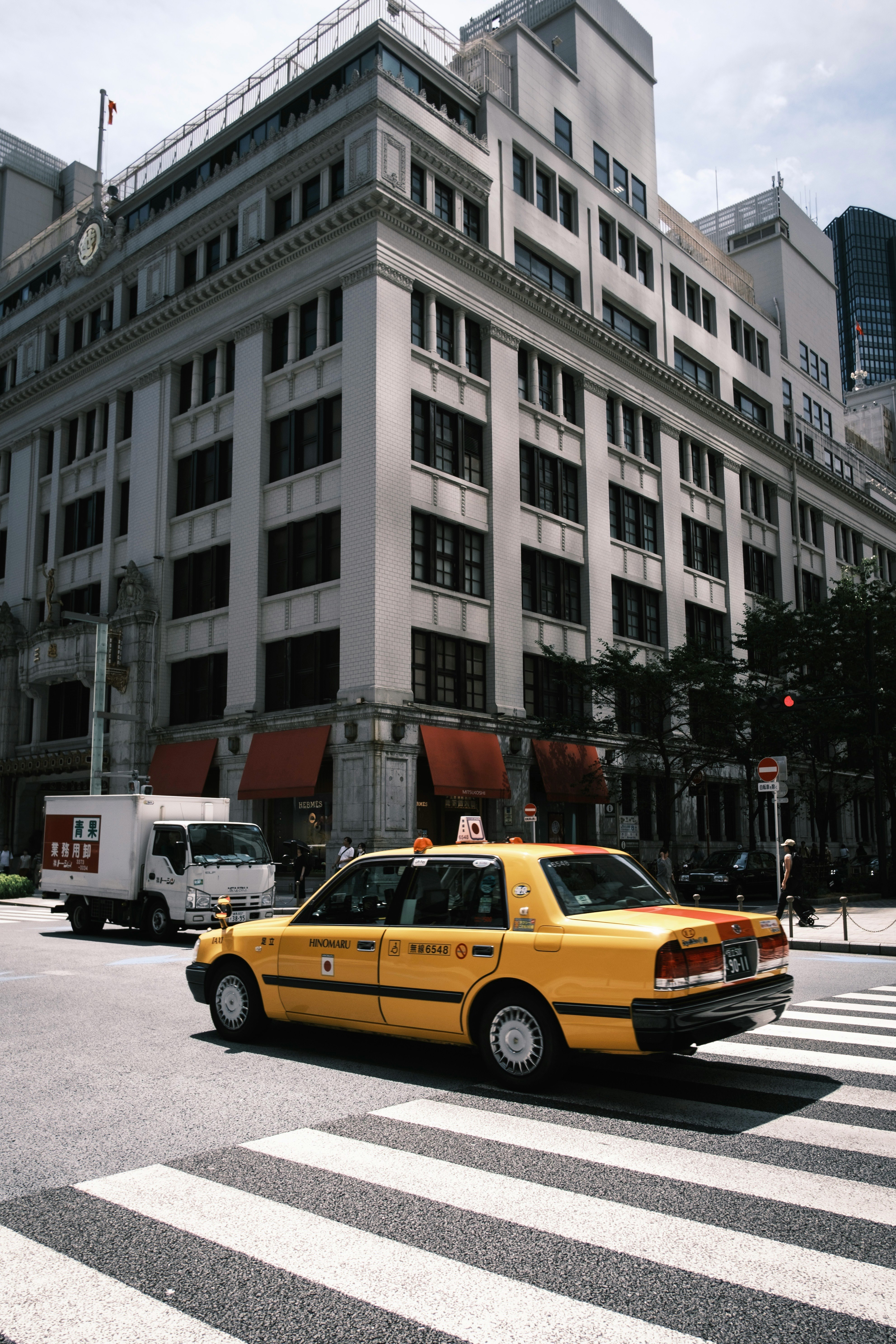 Taxi fährt über einen Zebrastreifen in Nihonbashi