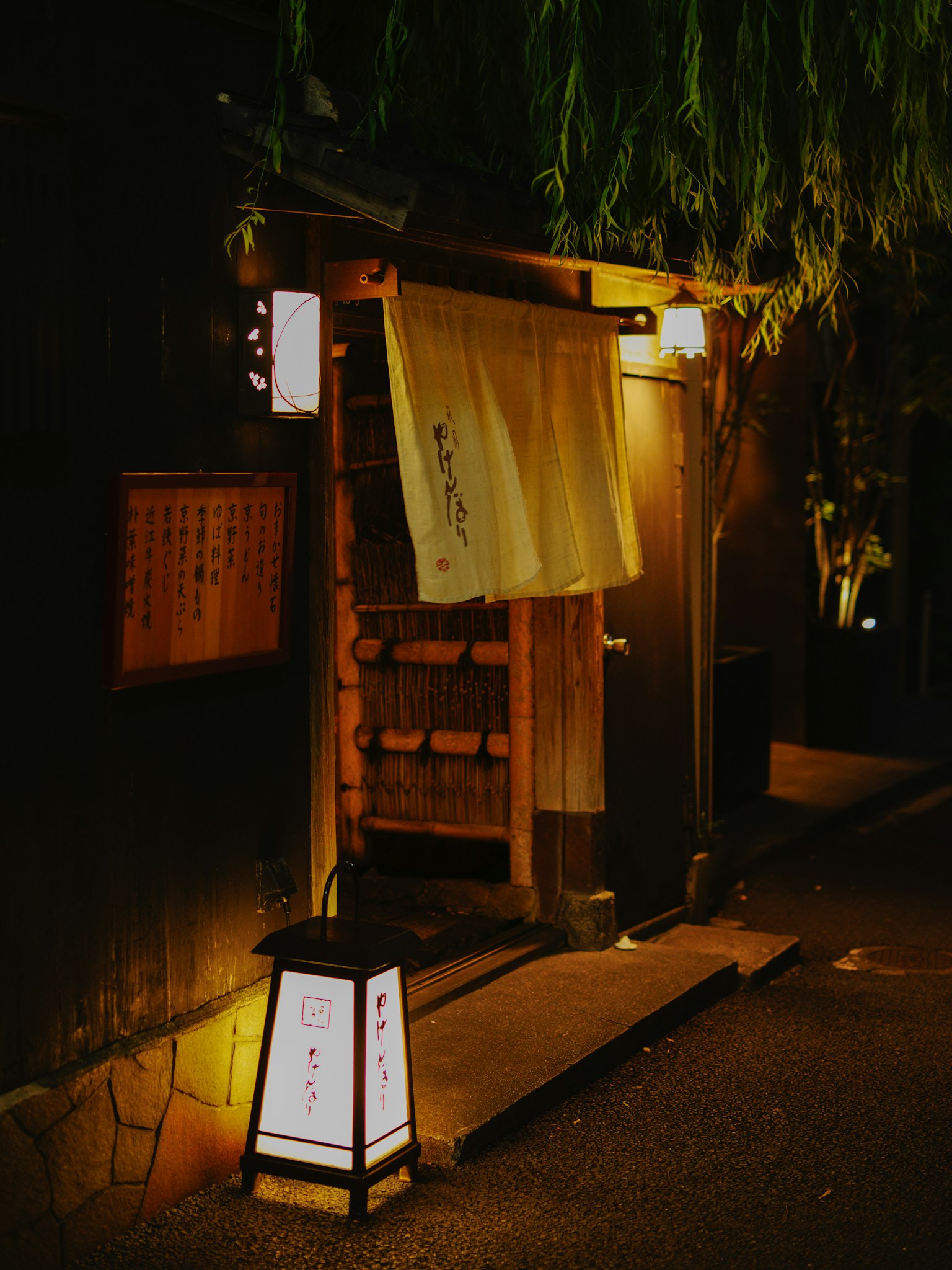 夜晚的传统日本餐厅入口