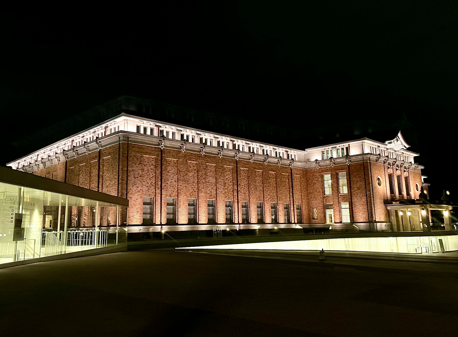 Historisches Gebäude bei Nacht beleuchtet mit modernen architektonischen Merkmalen