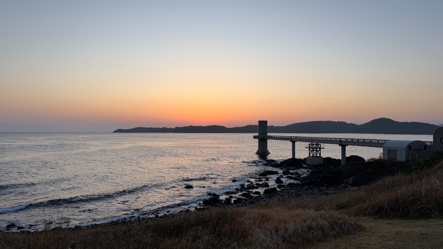 해안의 일몰과 다리, 바위 해안선