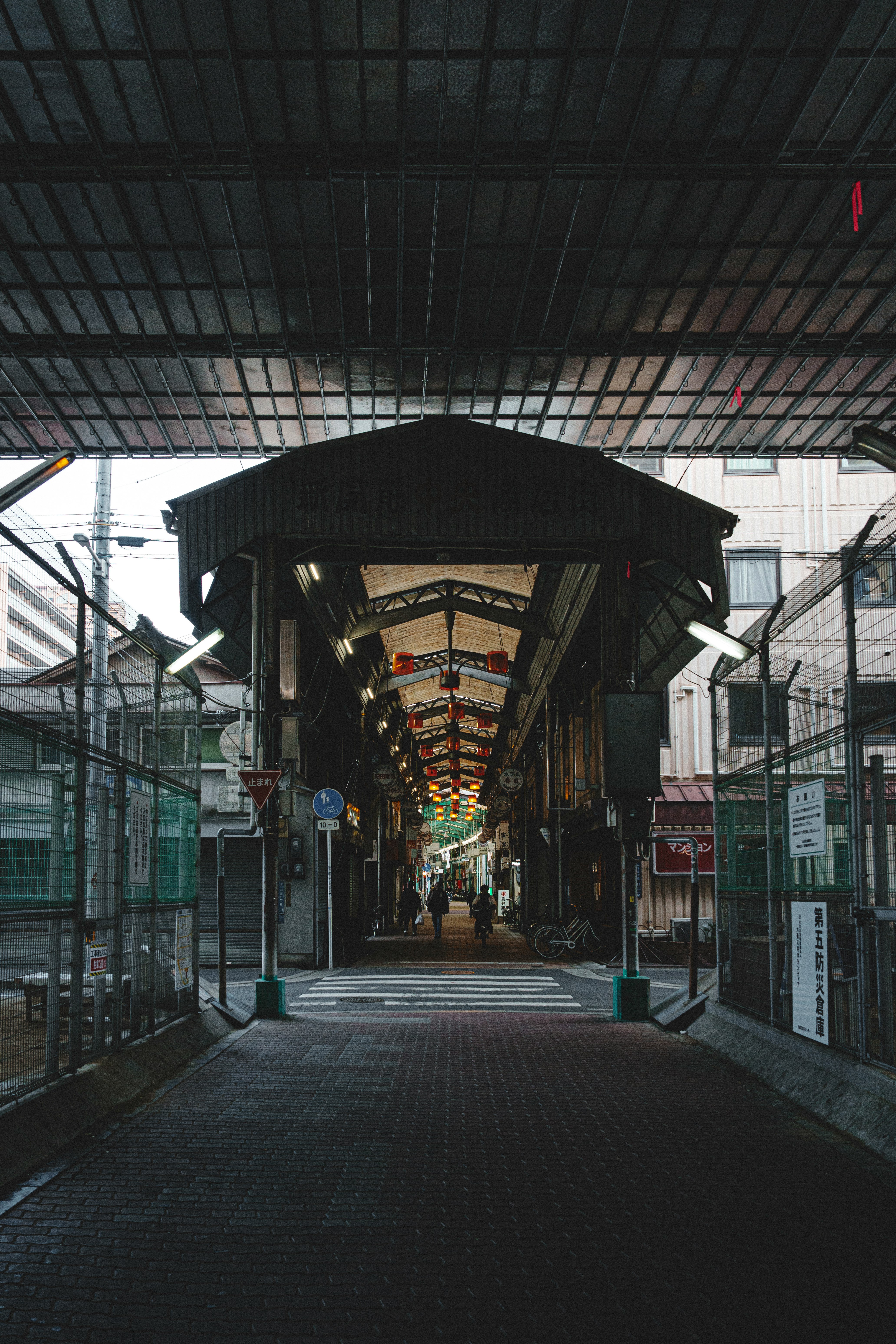 pasillo de una galería comercial cubierta