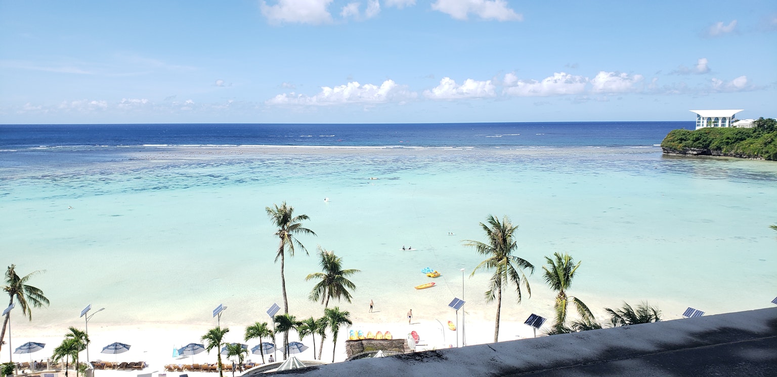 ทิวทัศน์สวยงามของชายหาดรีสอร์ทกับมหาสมุทรสีน้ำเงินและชายหาดสีขาว