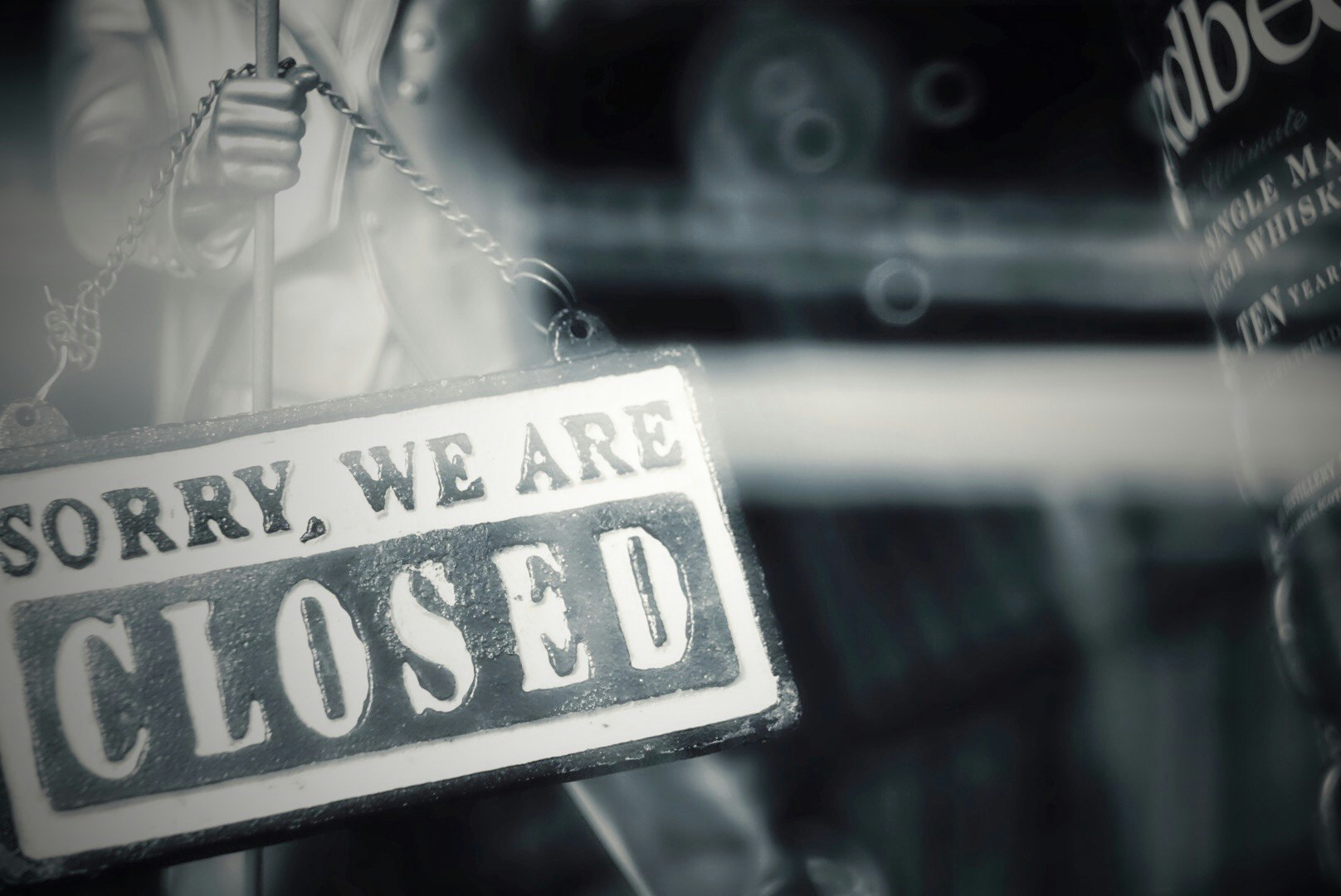 ป้ายปิดร้านที่เขียนว่า “SORRY WE ARE CLOSED” หน้าร้าน