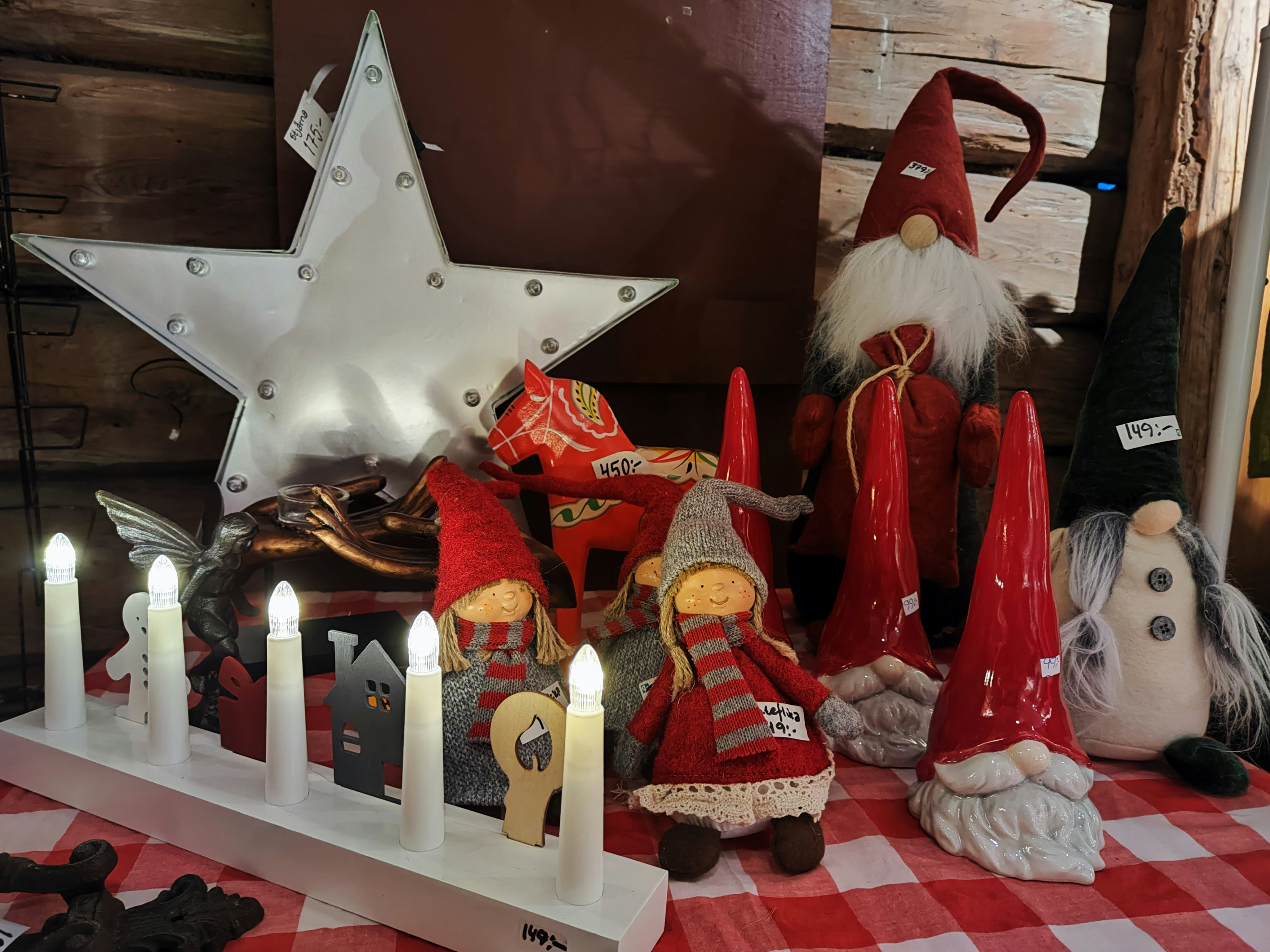 Rak dekorasi Natal dengan boneka dan lilin
