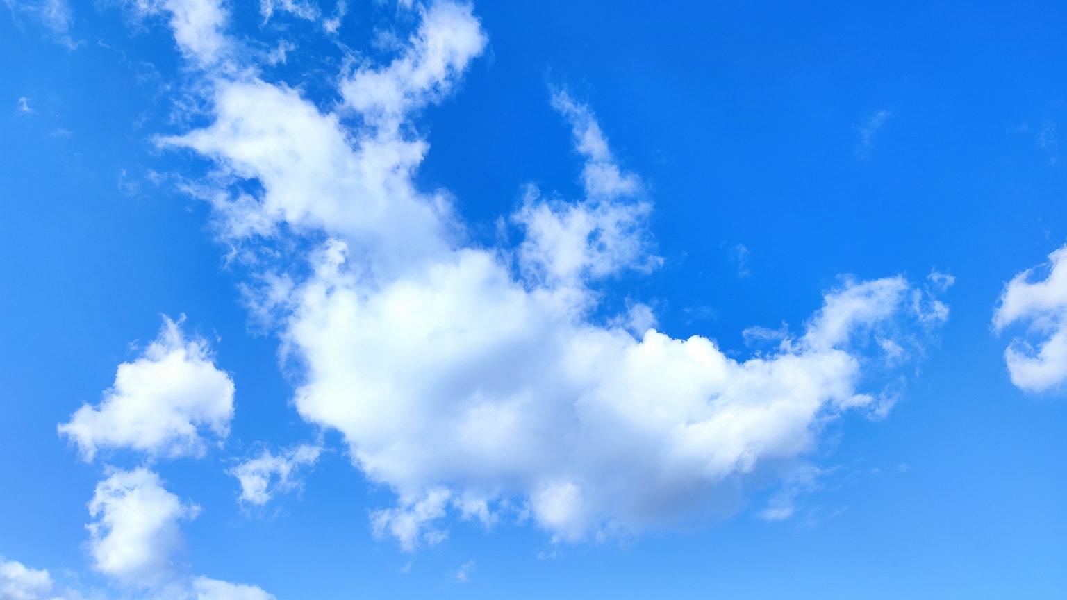 Landschaft mit weißen Wolken, die in einem blauen Himmel schweben