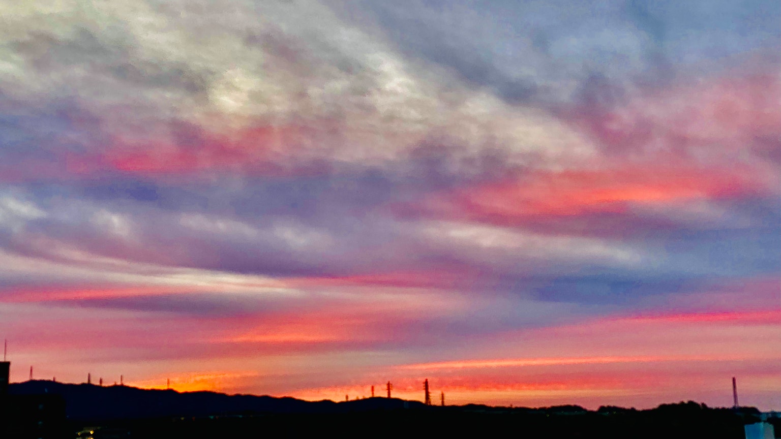 Lebendiger Sonnenuntergangshimmel mit bunten Wolken und Horizont