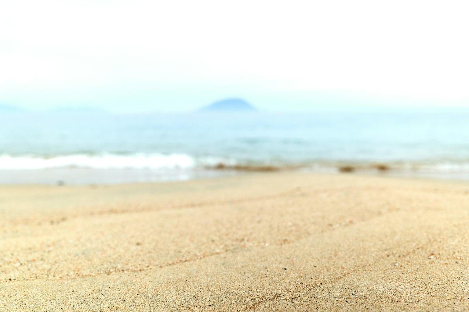 Plage de sable côtier avec des vagues douces