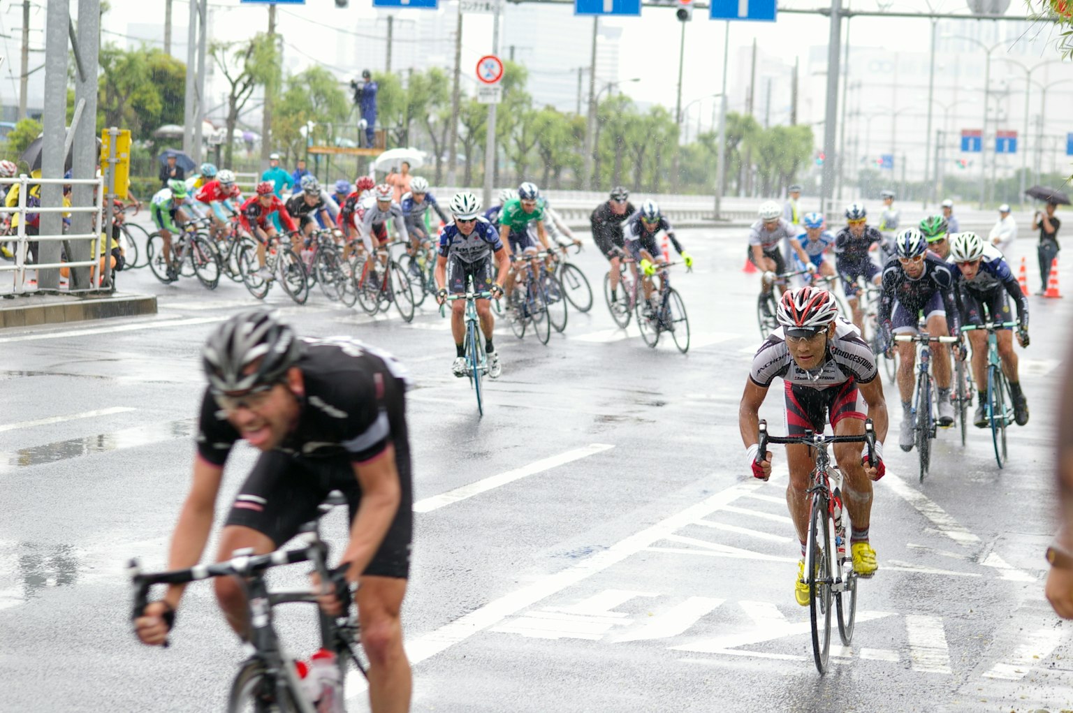 Des cyclistes en course sous la pluie lors d'un événement compétitif