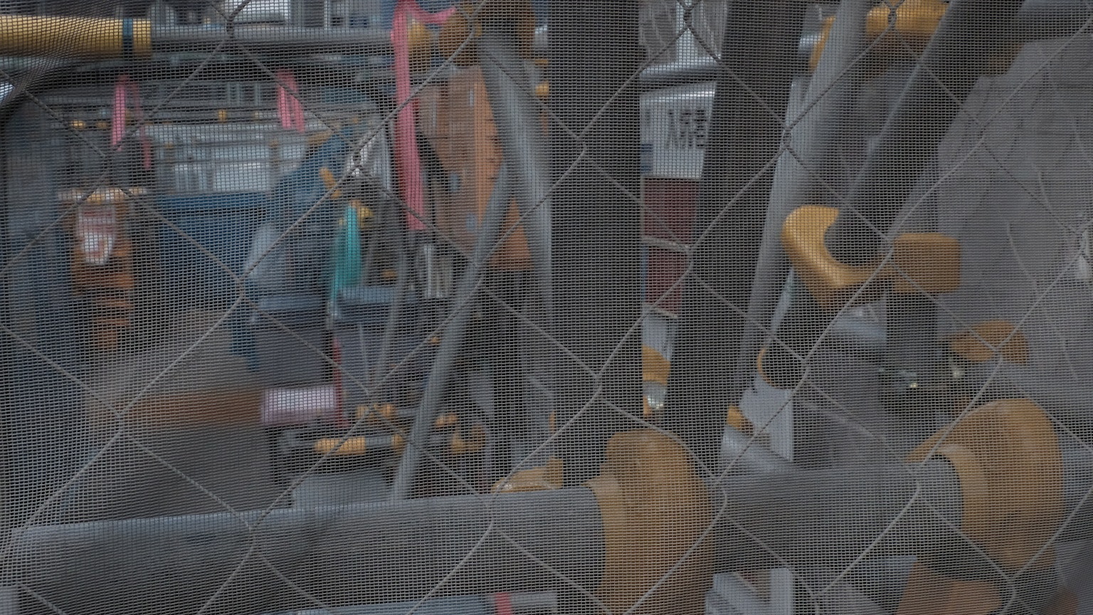 Imagen que muestra tuberías y equipos industriales con un trabajador al fondo