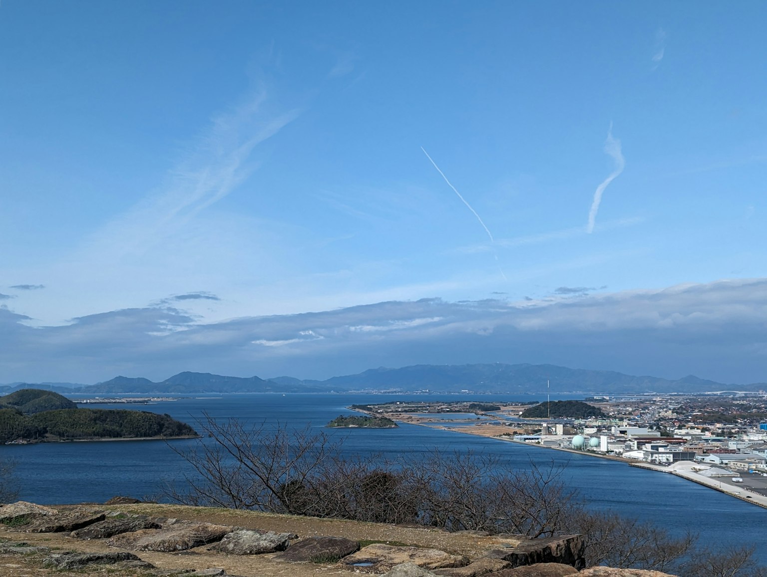 Aussicht von einem Berg mit blauem Himmel und Meer