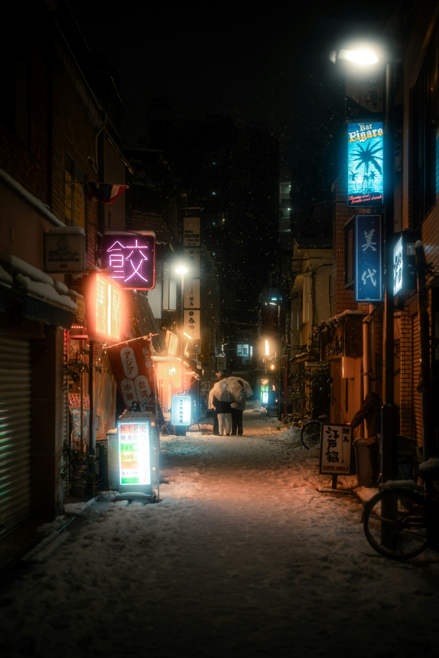 夜间狭窄的巷子，雪中闪烁的霓虹灯