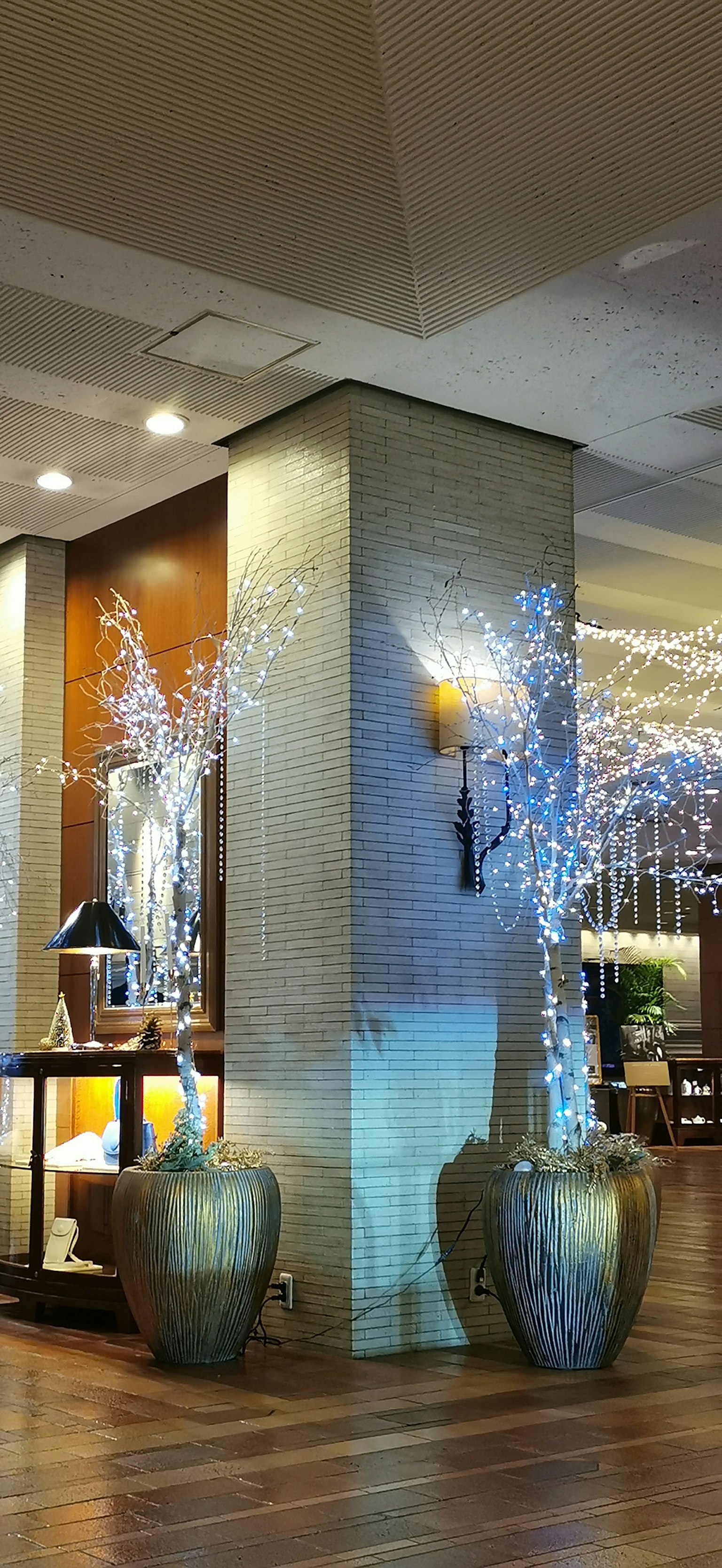 Diseño moderno de vestíbulo con iluminación decorativa y decoración elegante