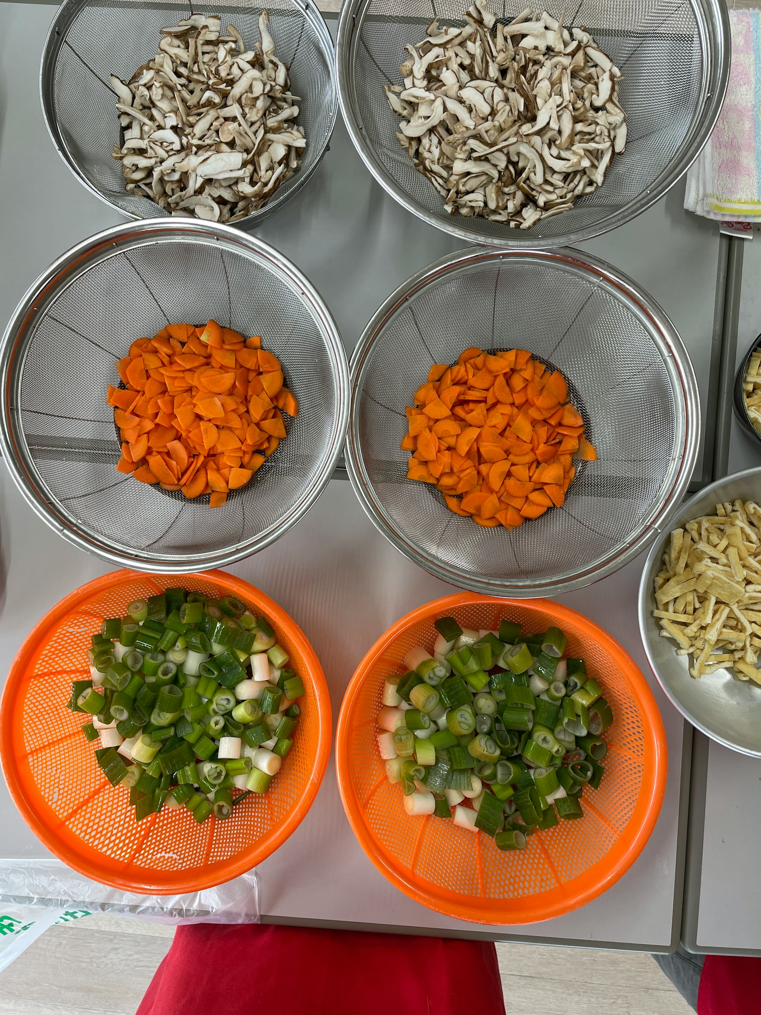 Tazones de verduras y champiñones picados dispuestos para cocinar