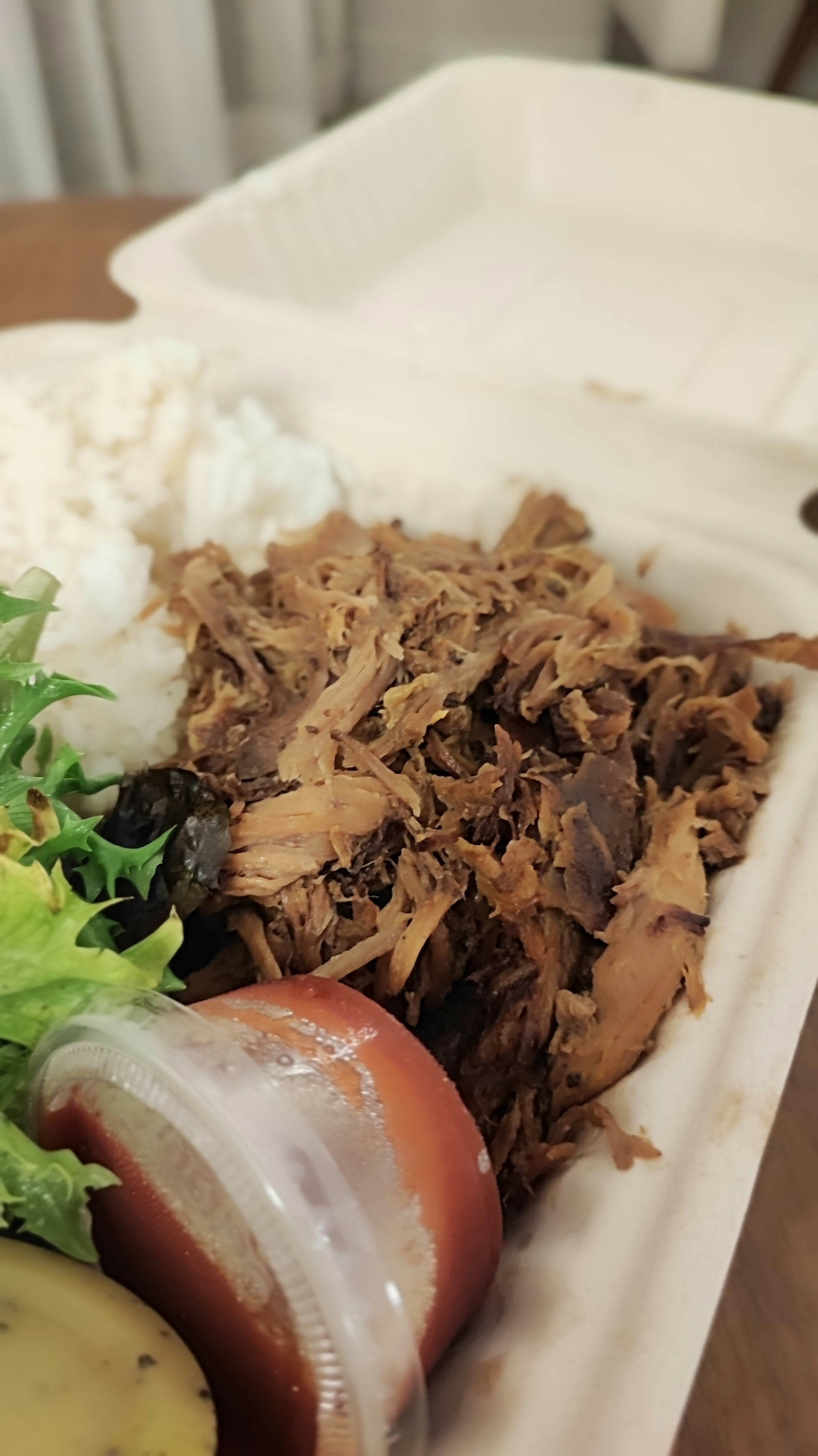 assiette de viande rôtie et légumes sur un plateau