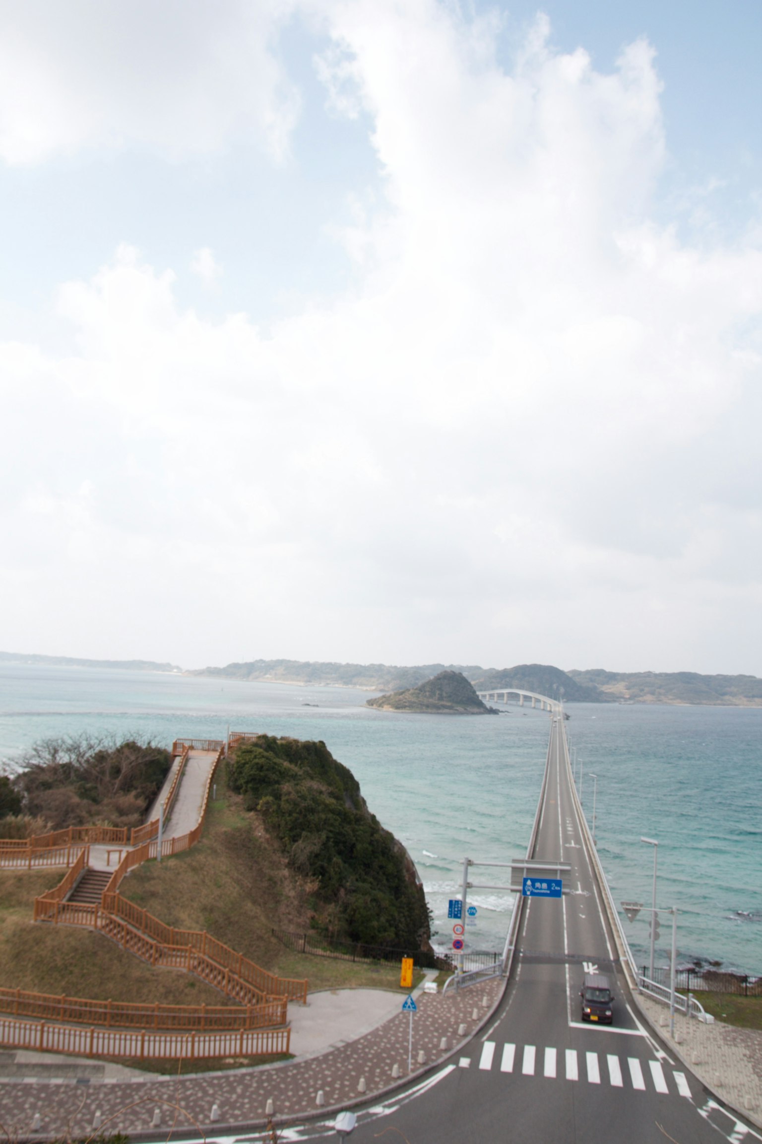 海边通往岛屿的桥的风景