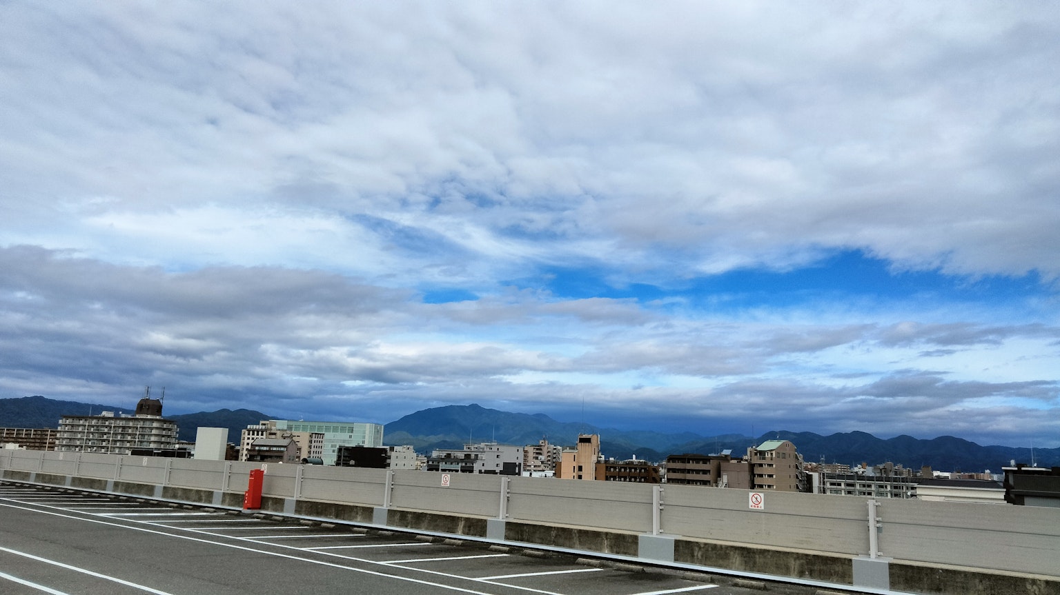 城市风景，蓝天和云朵