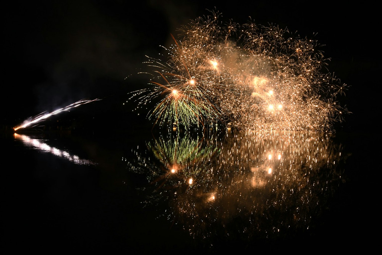夜空中烟花的美丽倒影