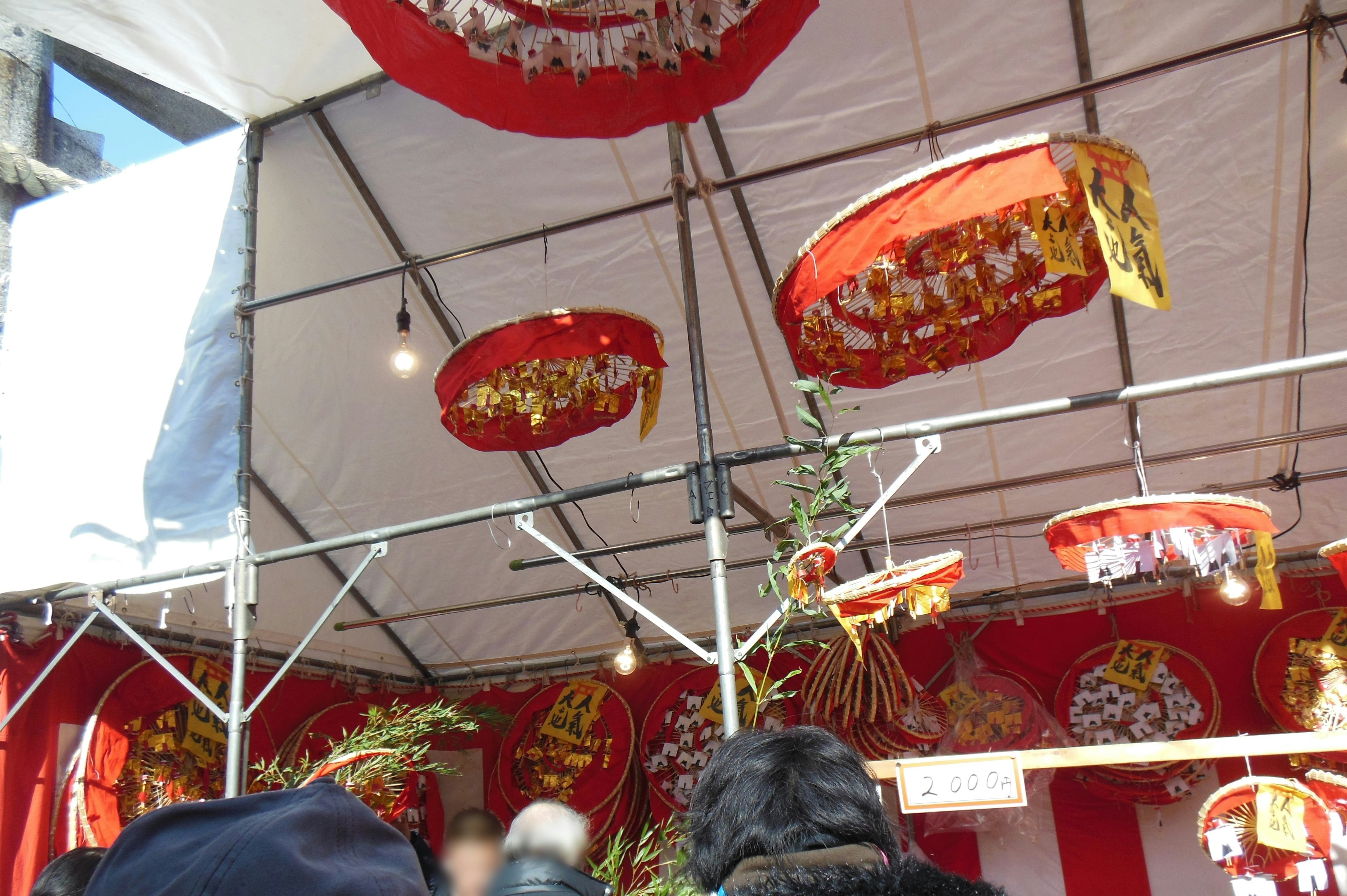 techo de un puesto festivo con filas de faroles rojos
