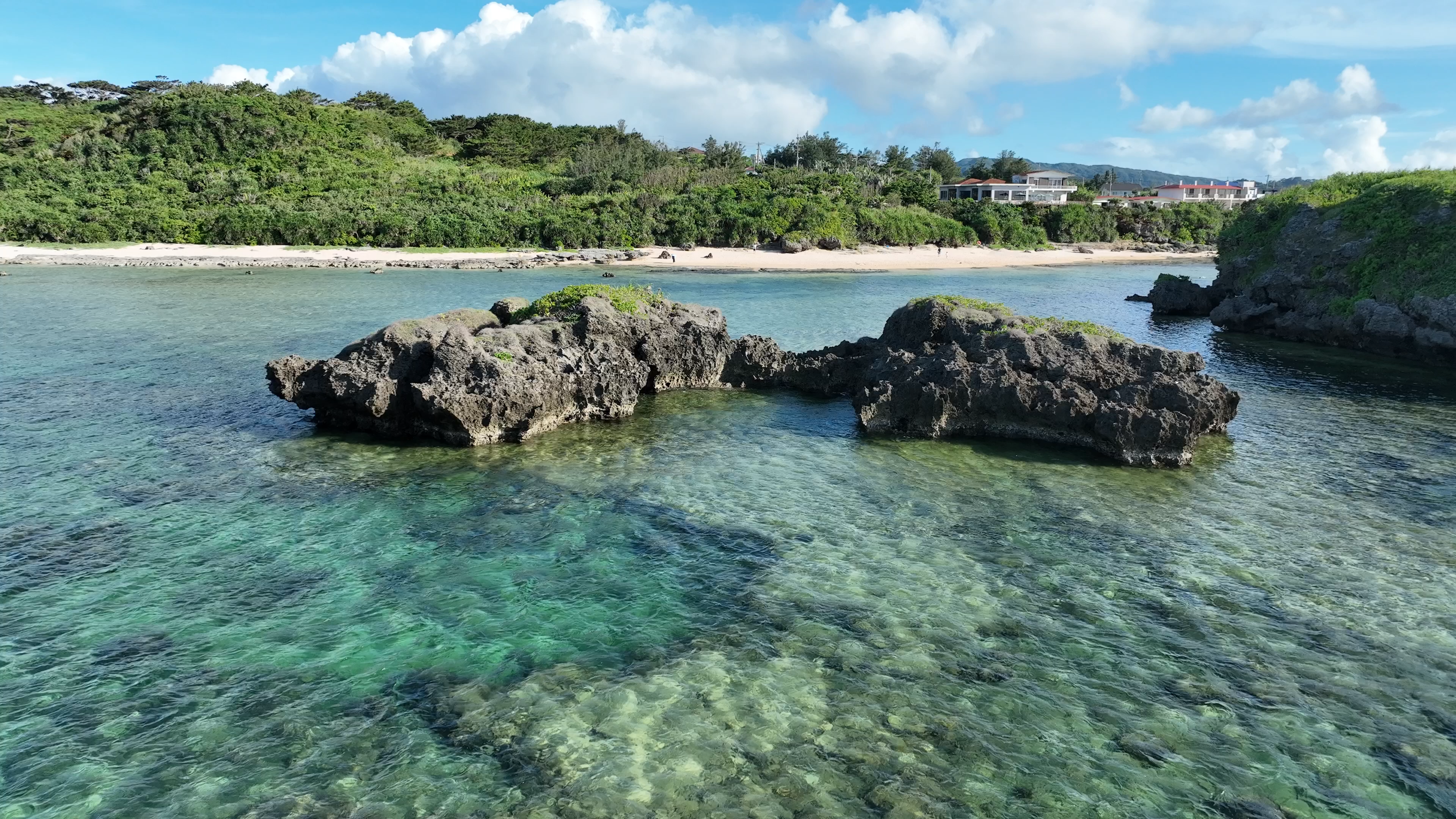 岩礁のある透明感の海と青い空の風景