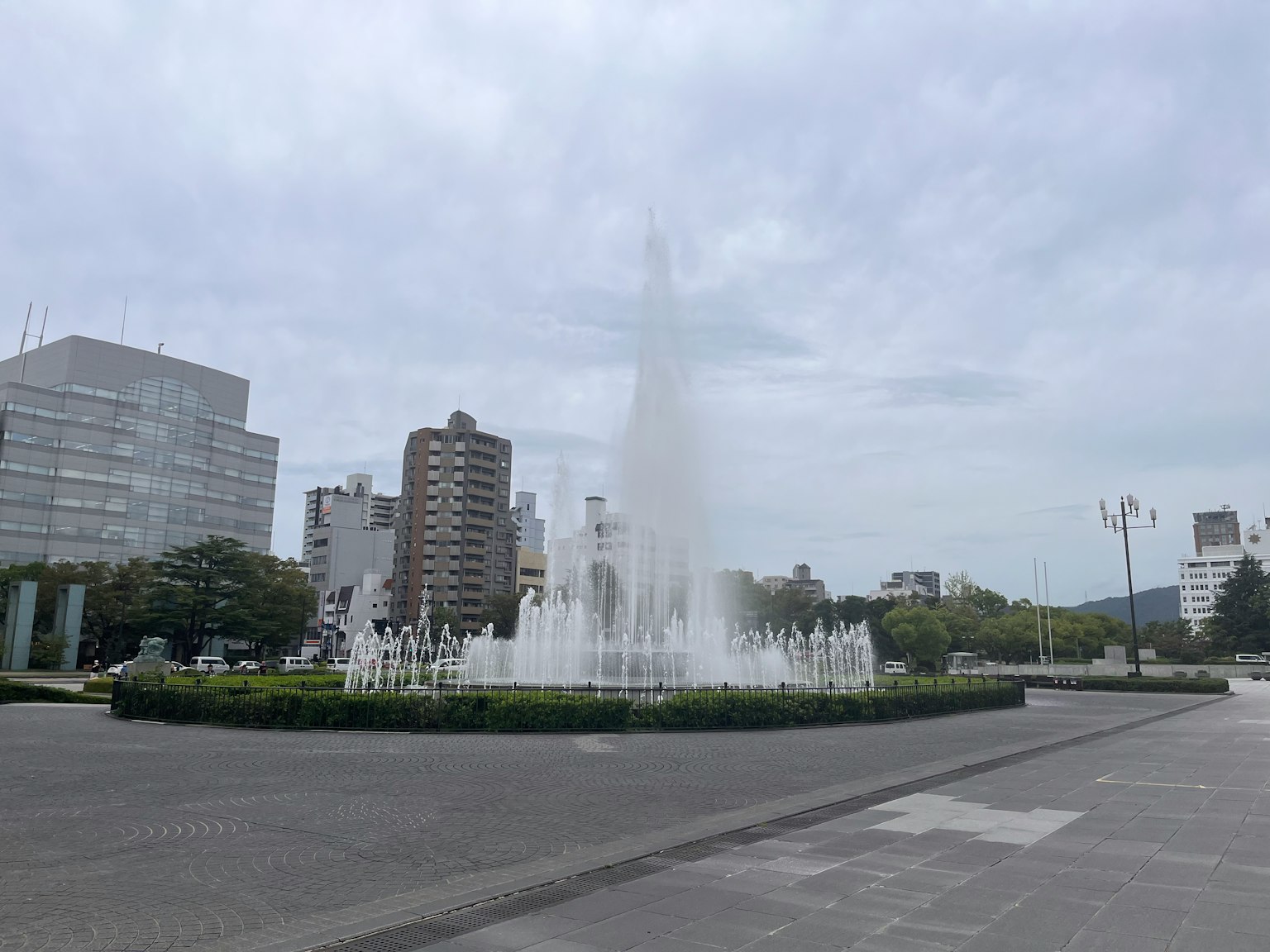 公园中心的大喷泉和周围的建筑