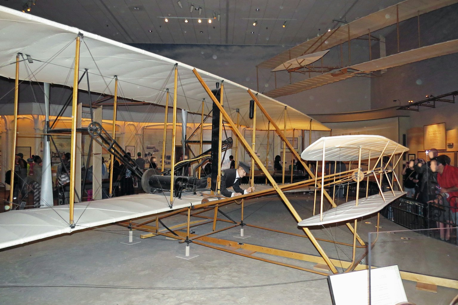 Interior de un museo que exhibe el primer avión de los hermanos Wright
